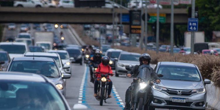 Número de óbitos de motociclistas em vias que têm Faixa Azul cai 47,2% entre 2023 e 2024