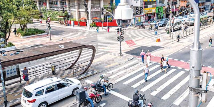 Câmeras do Smart Sampa começam a ler placas para identificar veículos roubados