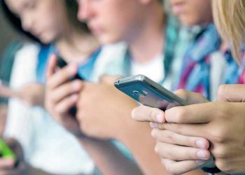 Secretarias de Educação têm até março para adaptação à lei que restringe uso de celulares nas escolas