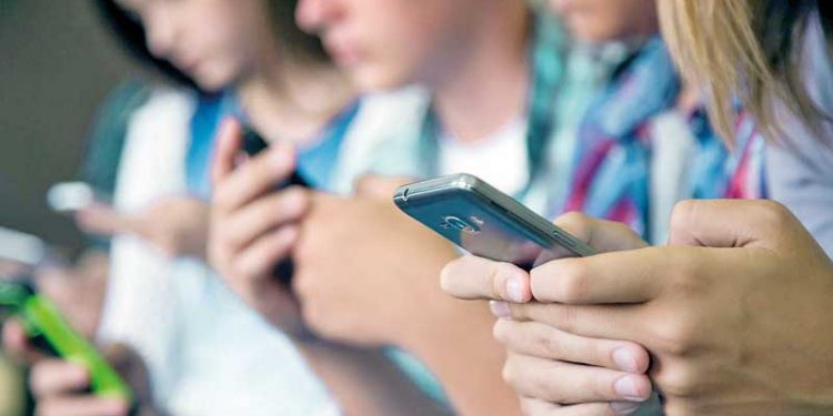 Secretarias de Educação têm até março para adaptação à lei que restringe uso de celulares nas escolas