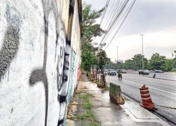 Muro de fábrica desativada causa medo no Tatuapé