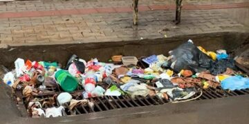 Descarte irregular de lixo potencializa destruição causada por fortes chuvas