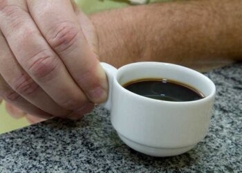 Beber café pode reduzir risco de câncer de cabeça e pescoço, sugere estudo