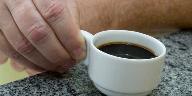 Beber café pode reduzir risco de câncer de cabeça e pescoço, sugere estudo