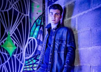 Caio Manhente brilha como o romântico estudante de Astronomia Edu de “Garota do Momento”