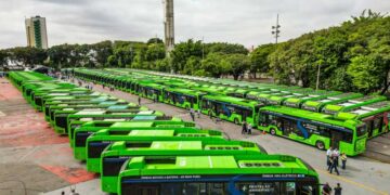 Prefeitura entrega mais 115 novos ônibus elétricos à bateria, sendo 5 com câmeras integradas ao Smart Sampa