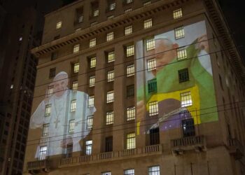 Prédio da Prefeitura recebe projeção em homenagem ao Papa Francisco