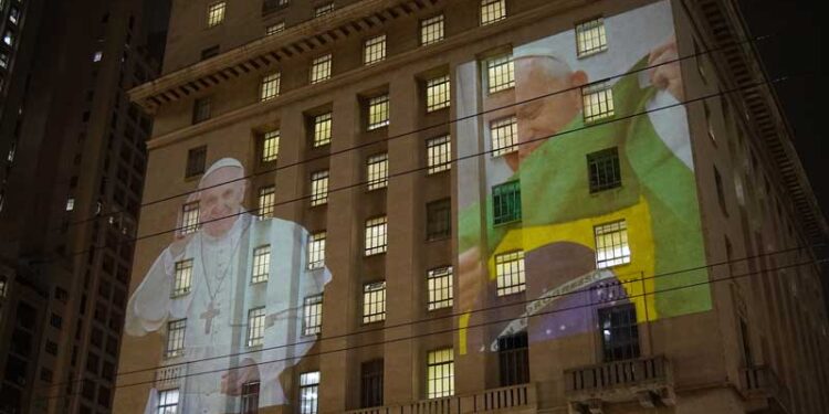 Prédio da Prefeitura recebe projeção em homenagem ao Papa Francisco