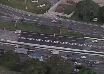 Pista da Marginal Tietê é liberada após Sabesp reparar cratera aberta cinco dias atrás
