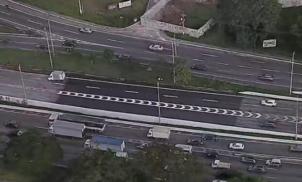 Pista da Marginal Tietê é liberada após Sabesp reparar cratera aberta cinco dias atrás