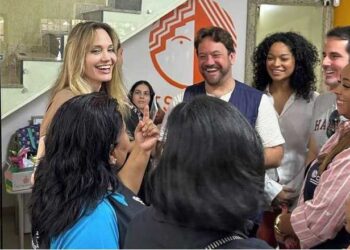 Angelina Jolie visita ONG de imigrantes e refugiados no Tatuapé
