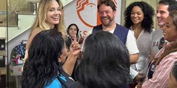 Angelina Jolie visita ONG de imigrantes e refugiados no Tatuapé