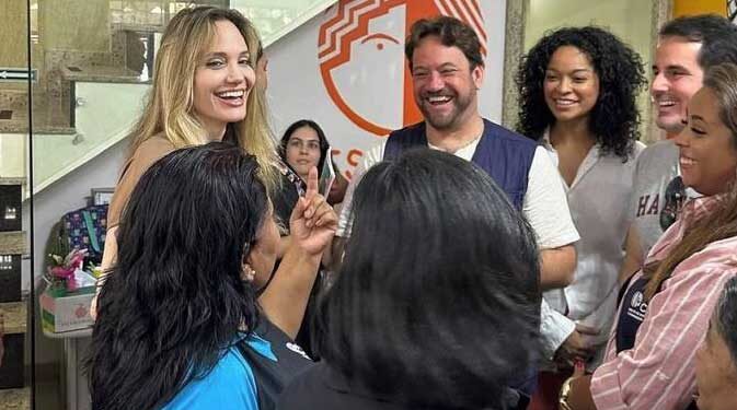Angelina Jolie visita ONG de imigrantes e refugiados no Tatuapé