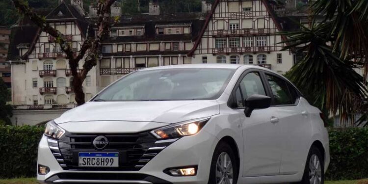 Versa Sense tem até pequenos luxos para brigar na faixa intermediária de sedãs compactos