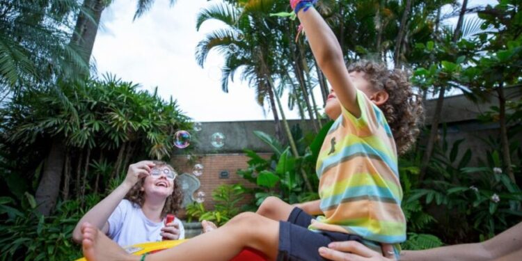 Autismo na infância: 8 brincadeiras que ajudam no desenvolvimento