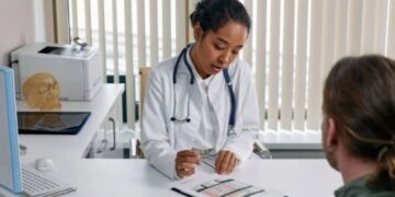 Prefeitura de São Paulo passa a confirmar consultas e exames da rede pública de saúde pelo WhatsApp