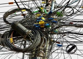 Prefeitura envia à Câmara projeto de lei que aumenta em 10 vezes multa para fios abandonados em postes