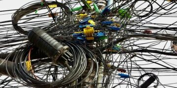 Prefeitura envia à Câmara projeto de lei que aumenta em 10 vezes multa para fios abandonados em postes