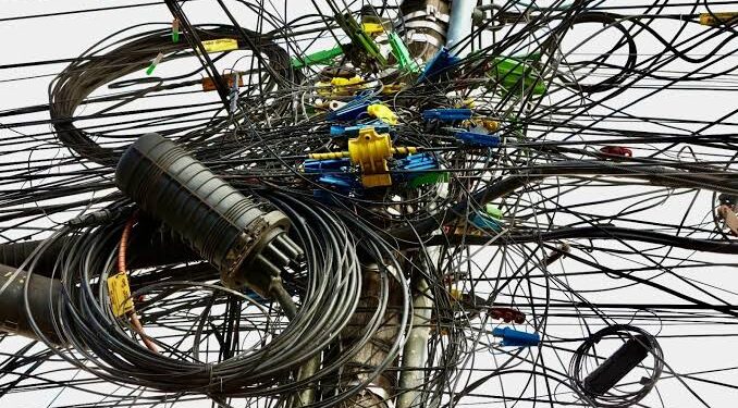 Prefeitura envia à Câmara projeto de lei que aumenta em 10 vezes multa para fios abandonados em postes