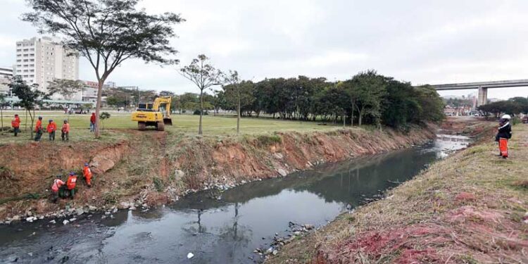 CONTENÇÃO DE CHEIAS: Obras no Córrego Rio Verde