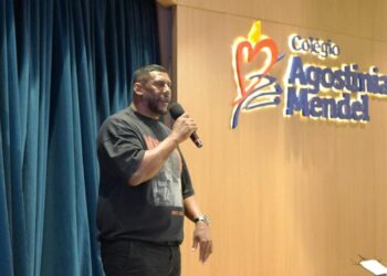 Ex-goleiro Aranha dá palestra sobre racismo para alunos do Colégio Agostiniano Mendel