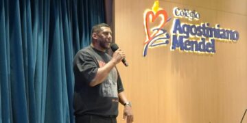 Ex-goleiro Aranha dá palestra sobre racismo para alunos do Colégio Agostiniano Mendel