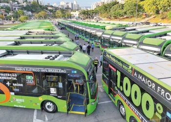 Angélica exibe espontaneidade com conversa, som e comida no GNT