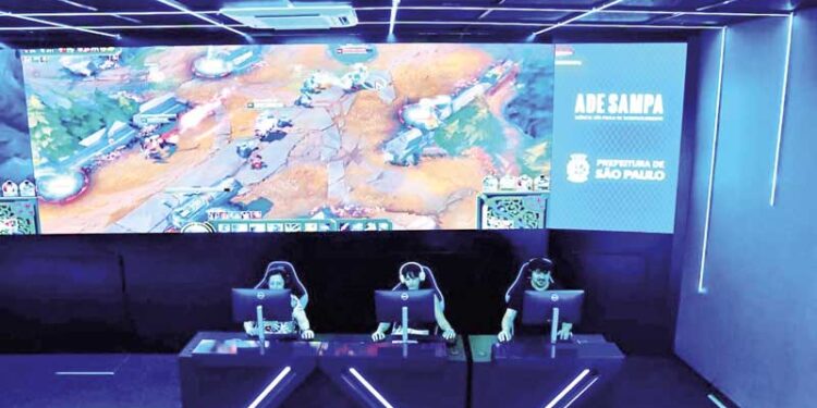 Angélica exibe espontaneidade com conversa, som e comida no GNT