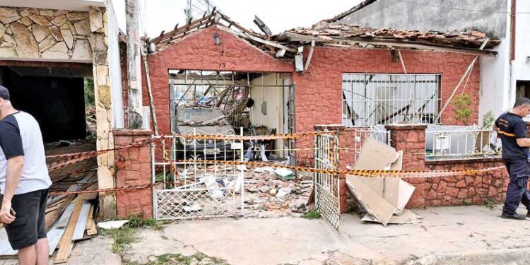 Explosão destrói depósito clandestino de fogos