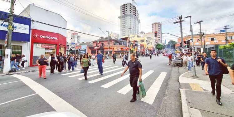 Procon-SP encontra irregularidades em muitas lojas que vendem material escolar