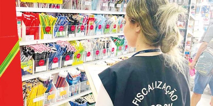 Procon-SP encontra irregularidades em muitas lojas que vendem material escolar