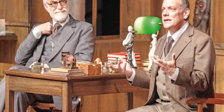 TEATRO: ‘A Última Sessão de Freud’ ganha nova temporada no Teatro Sabesp Frei Caneca