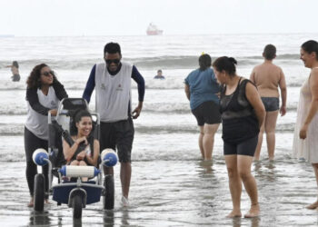 Banho de mar: nova lei passa a garantir acessibilidade permanente nas praias de Santos