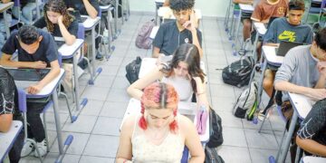 TEATRO: ‘A Última Sessão de Freud’ ganha nova temporada no Teatro Sabesp Frei Caneca