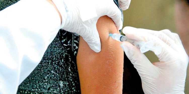 A vacinação e o cuidado com a gripe e resfriados nesta época do ano