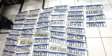 Policiais do 30º DP encontram 52 placas de veículos furtadas