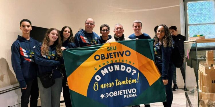 Brasil é ouro em Paris: alunos do Objetivo Penha conquistam 4 medalhas de ouro na Olimpíada Internacional Matemática sem Fronteiras