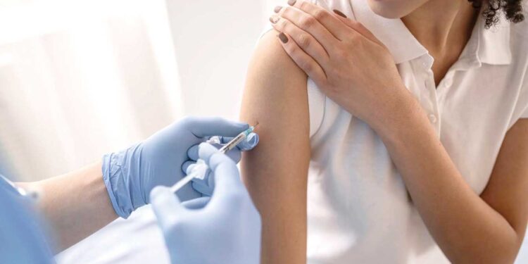 Vacinação contra gripe, sarampo e febre amarela em mais de 400 locais