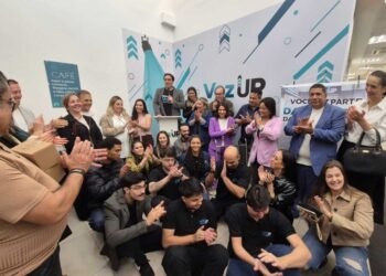 Bairro recebe escola de oratória que já transformou milhares pessoas: VozUP