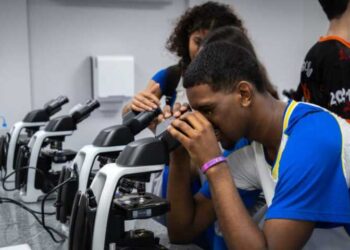 Mochilão leva experiências práticas sobre diferentes profissões a estudantes do Ensino Médio