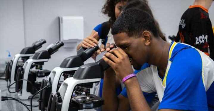 Mochilão leva experiências práticas sobre diferentes profissões a estudantes do Ensino Médio