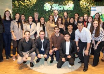 Sicredi qualifica colaboradores e amplia acesso ao mercado financeiro