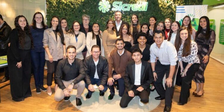 Sicredi qualifica colaboradores e amplia acesso ao mercado financeiro