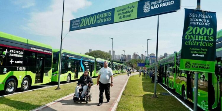 Prefeitura atinge 2 mil ônibus elétricos na frota de São Paulo com entrega de mais 250 veículos