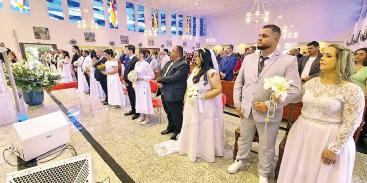 Casamento comunitário encerra festejos de aniversário do bairro