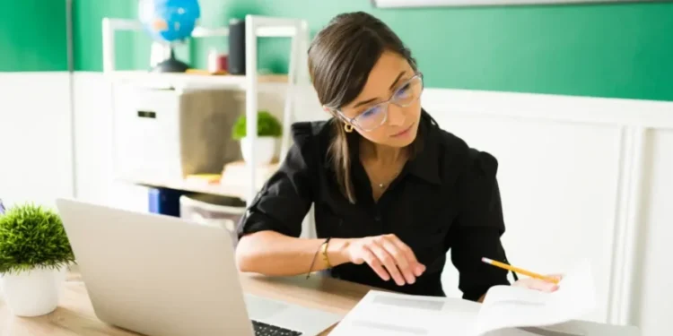 Pesquisa revela sobrecarga e dificuldade de desconexão entre docentes