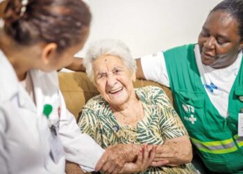 ORIENTAÇÃO AOS IDOSOS: Prevenção de quedas e cuidados para evitar acidentes dentro e fora de casa