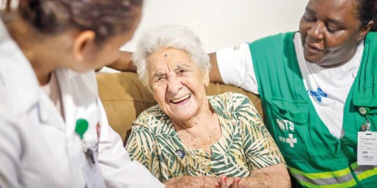 ORIENTAÇÃO AOS IDOSOS: Prevenção de quedas e cuidados para evitar acidentes dentro e fora de casa